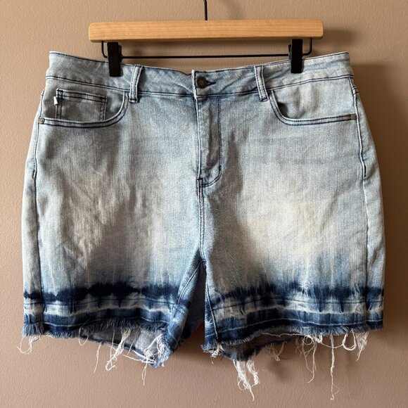 Women's Plus 2XL Judy Blue Distressed Light Wash Tie Dyed Hem Denim Shorts - Picture 2 of 6